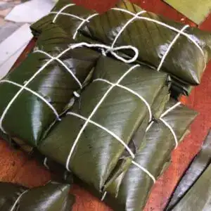 Mochilas de hoja de plátano envueltas en cuerda, utilizadas en festividades tradicionales mexicanas y eventos culturales. Perfectas para specialidades gastronómicas y celebraciones folclóricas. – SoyMigrante.com REVISTA