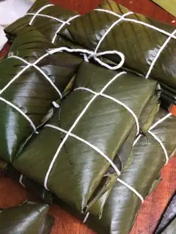 Mochilas de hoja de plátano envueltas en cuerda, utilizadas en festividades tradicionales mexicanas y eventos culturales. Perfectas para specialidades gastronómicas y celebraciones folclóricas.