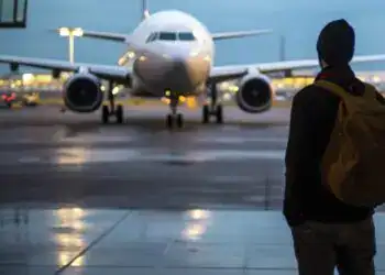 Vuelo internacional y migrantes en aeropuerto, reflejando temas de migración y viaje internacional en SoyMigrante.com REVISTA.