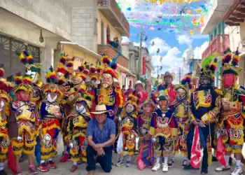 Celebración del Carnaval en Xalisco, Nayarit, con trajes tradicionales, danzas y calles decoradas con papel picado y banderas coloridas, reflejando cultura y alegría local. – SoyMigrante.com REVISTA