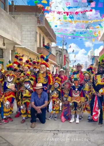 Así se puede promover la cultura guatemalteca a los hijos de migrantes 2 – SoyMigrante.com REVISTA Celebración del Carnaval en Xalisco, Nayarit, con trajes tradicionales, danzas y calles decoradas con papel picado y banderas coloridas, reflejando cultura y alegría local. – SoyMigrante.com REVISTA