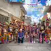 Celebración del Carnaval en Xalisco, Nayarit, con trajes tradicionales, danzas y calles decoradas con papel picado y banderas coloridas, reflejando cultura y alegría local.