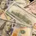 Dinero en billetes de dólar estadounidense, simbolizando finanzas, economía y migración laboral.