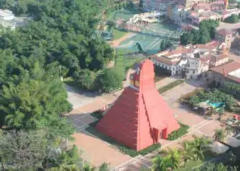 Torre de la Independencia en la Ciudad de México, símbolo de historia y cultura mexicana. Ubicación central, rodeada de áreas verdes y edificios tradicionales, ideal para visitantes y residentes.