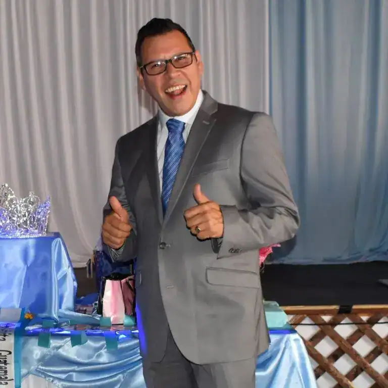 Trabajador migrante feliz sonrisa positiva revistamodelmigrante.