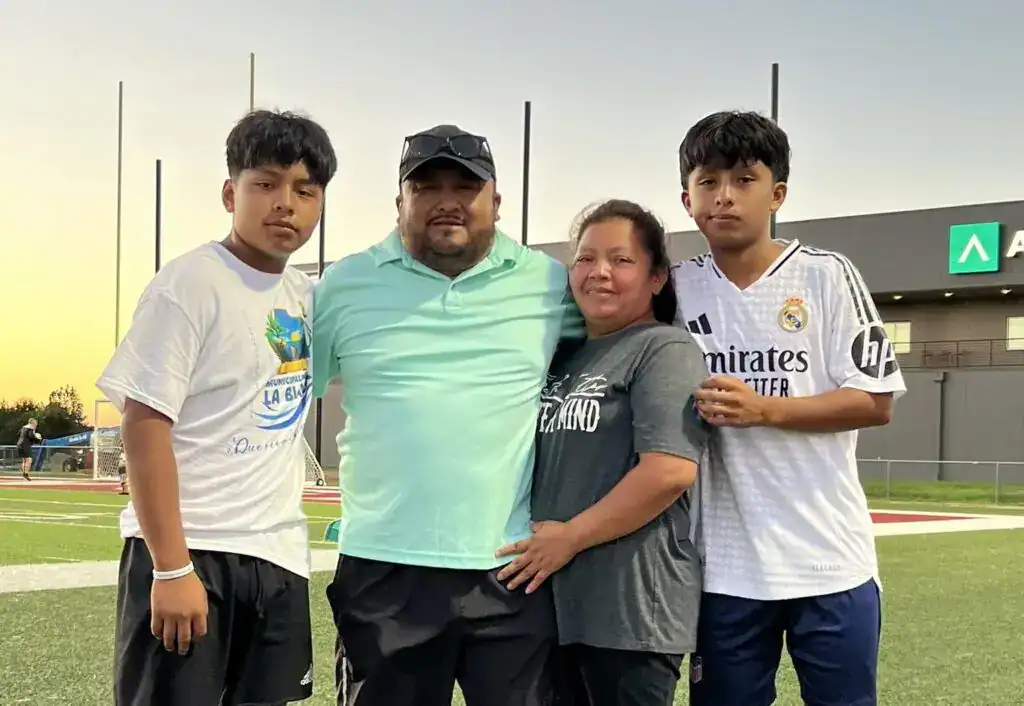 Familia de migrantes en un evento deportivo, mostrando integración y esperanza, resaltando la importancia de la comunidad y el apoyo en el proceso migratorio en México y Estados Unidos. – SoyMigrante.com REVISTA