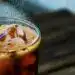 Refresco frío con hielo y burbujas, ideal para disfrutar en verano. Bebida refrescante con hielo, perfecta para aliviar el calor y acompañar comidas en la cultura mexicana.
