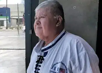 Guatemalteco migrante en Estados Unidos, orgulloso de su comunidad y cultura, participando en un evento de la Asociación Guatemalteca de Paterson, Nueva Jersey.