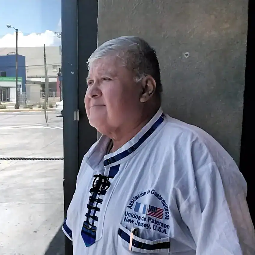Guatemalteco migrante en Estados Unidos, orgulloso de su comunidad y cultura, participando en un evento de la Asociación Guatemalteca de Paterson, Nueva Jersey. – SoyMigrante.com REVISTA