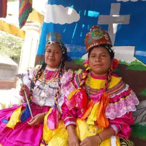 Comunidad indígena en México con trajes tradicionales y cultura ancestral, representando diversidad cultural y tradiciones en México.