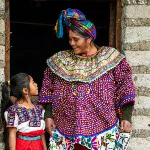 El pueblo Chuj tiene firme raíz en las montañas de Huehuetenango. Tejido chuj, güipil de San Mateo Ixtatán, Huehuetenango. Museo Ixchel del Traje Indígena.