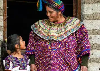 El pueblo Chuj tiene firme raíz en las montañas de Huehuetenango. Tejido chuj, güipil de San Mateo Ixtatán, Huehuetenango. Museo Ixchel del Traje Indígena.