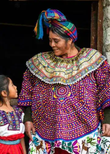 El pueblo Chuj tiene firme raíz en las montañas de Huehuetenango. Tejido chuj, güipil de San Mateo Ixtatán, Huehuetenango. Museo Ixchel del Traje Indígena.