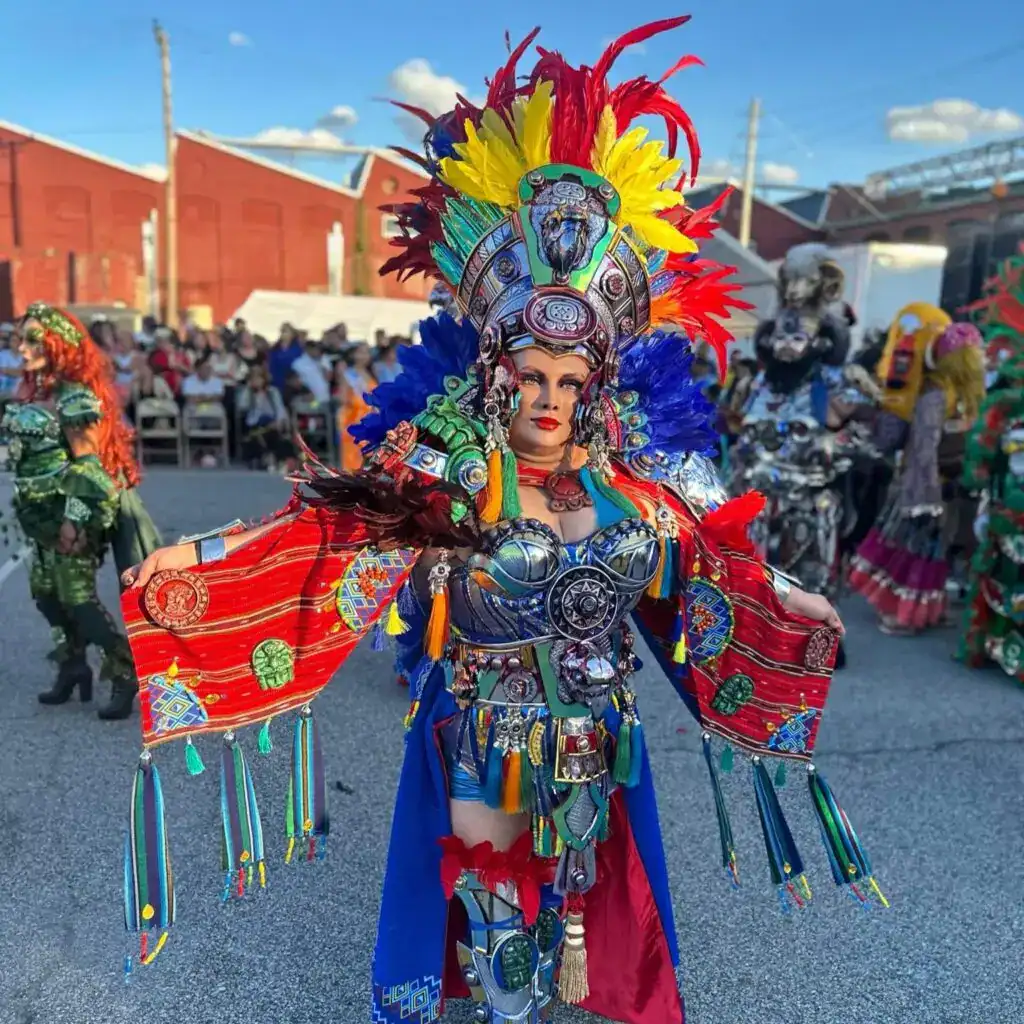 Vistiendo disfraces tradicionales de baile folklórico mexicano con colores vibrantes y accesorios llamativos en una celebración cultural. – SoyMigrante.com REVISTA