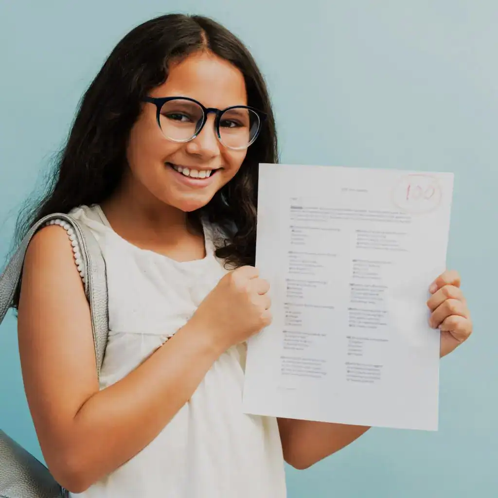 A1. Jubilosa joven con gafas y mochila mostrando una hoja con resultados de exámenes, simbolizando logros y éxito en el proceso migratorio. – SoyMigrante.com REVISTA