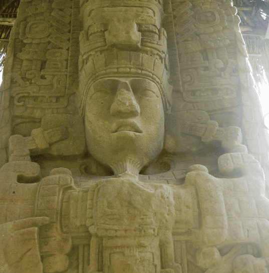 Después de derrotar al gobernante de la ciudad rival, Copán, y de ordenar su ejecución pública, el gobernante de Quiriguá K’ahk’ Tiliw Chan Yopaat ordenó erigir estelas con su rostro, de las cuales hay 10 en todo el parque Quiriguá.