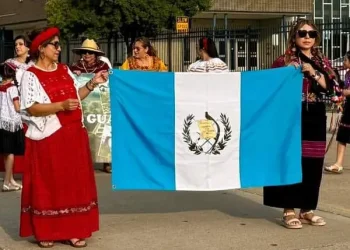No éramos muchas pero sí todas guatemaltecas y con gran entusiasmo para representar a nuestro país con indumentarias indígenas, la bandera y cantos tradicionales. (Fotografía cortesía Kiara Vera)