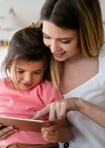 Conexión familiar, maternidad, tecnología para niños, educación digital, entretenimiento infantil, interacción madre e hija, uso responsable de dispositivos, aprendizaje y diversión, innovación en la educación familiar.