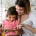 Conexión familiar, maternidad, tecnología para niños, educación digital, entretenimiento infantil, interacción madre e hija, uso responsable de dispositivos, aprendizaje y diversión, innovación en la educación familiar.
