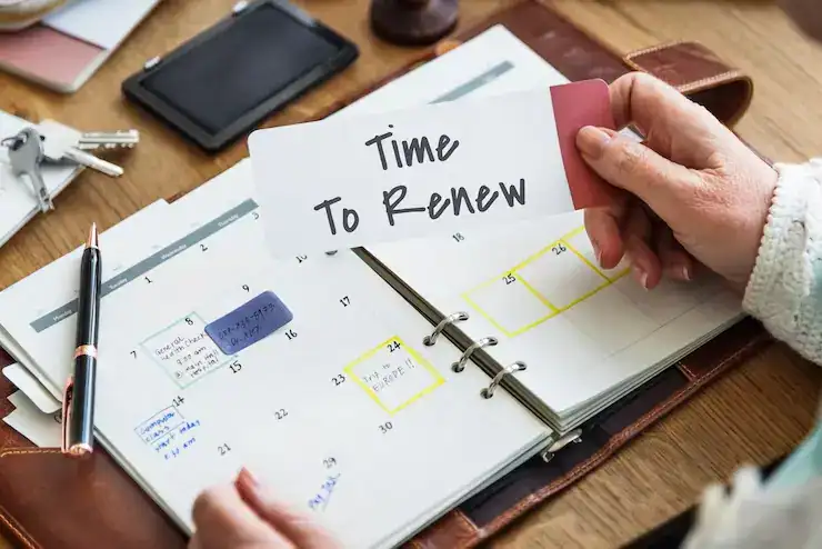 Calendario con la frase "Time To Renew" para recordar la renovación de documentos o servicios importantes. – SoyMigrante.com REVISTA
