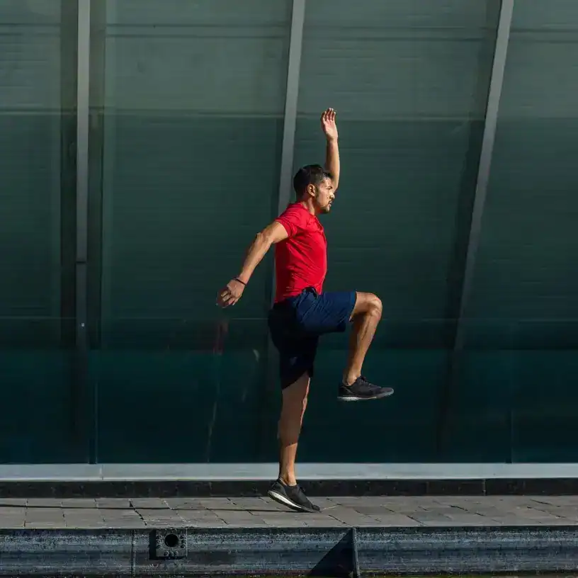 Ejercicio de estiramiento en exterior para promover salud y bienestar. – SoyMigrante.com REVISTA