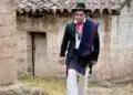 Tradición cultural del pueblo indígena en México, vestimenta típica con mochila y sombrero en un entorno rural. – SoyMigrante.com REVISTA