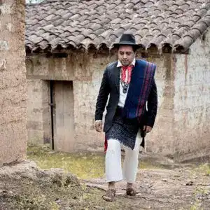 El traje tradicional del hombre K'iche' fusiona elementos occidentales con piezas ancestrales. Esta es la vestimenta masculina de Momostenango.