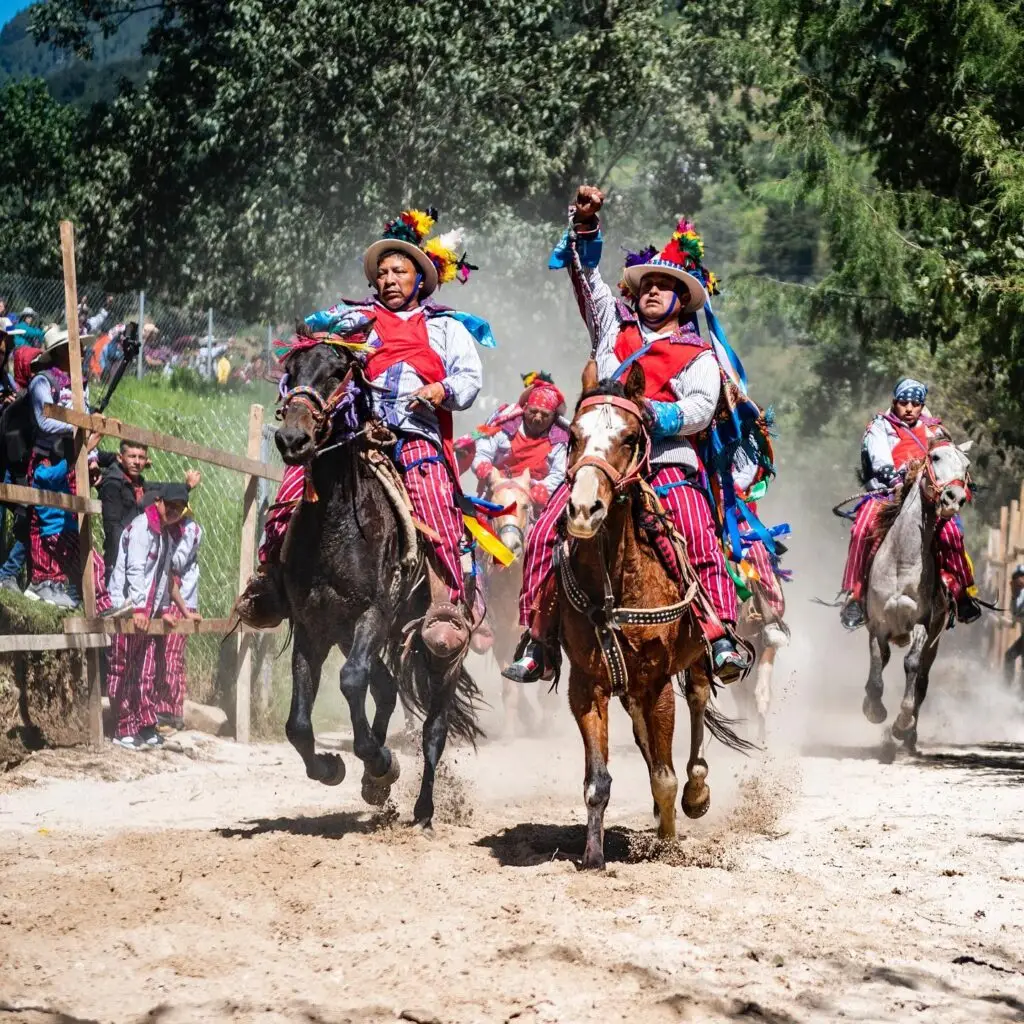 Las tradicionales carreras de caballos en Todos Santos Cuchumatán, Huehuetenango, celebradas cada 1 y 2 de noviembre, son un auténtico rito de libertad pues evoca cómo los antepasados le quitaron los caballos a los conquistadores. (Fotografía ABel Juárez)