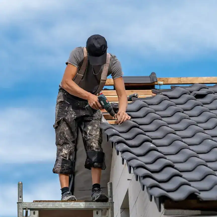 Obrero trabaja en un techo ilustracion para nota de remesas migrantes – SoyMigrante.com REVISTA Tejador instalando tejas para construcción y remodelación de viviendas, reparación de techos y obras de obra nueva. Equipo profesional y materiales de alta calidad para proyectos de construcción seguros y duraderos.
