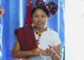 Reconocimiento de vestimenta tradicional indígena en México, mujer con tocado y vestimenta colorida. – SoyMigrante.com REVISTA