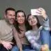 Amigos tomando selfie y disfrutando en familia, promoviendo cultura migrante y comunidad en SoyMigrante.com REVISTA.