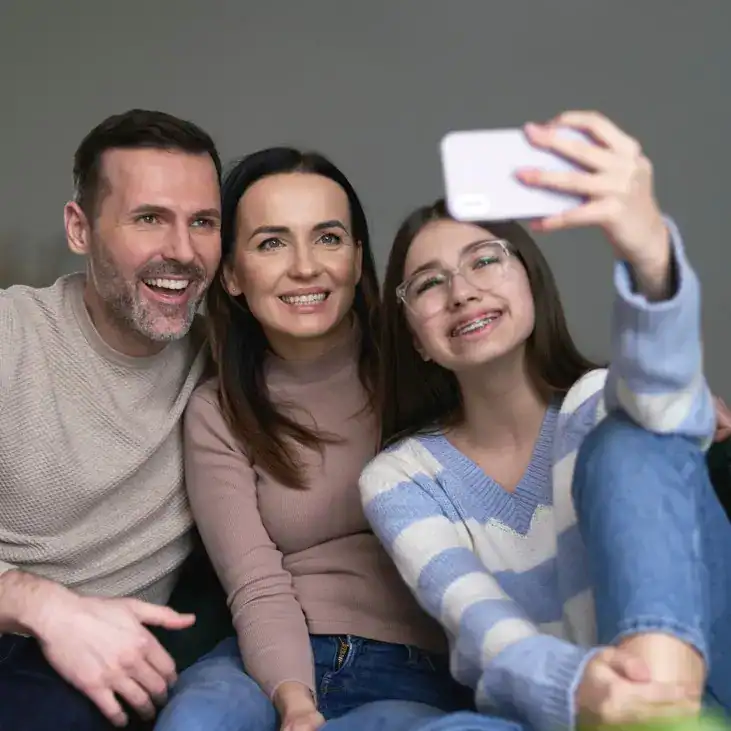 Amigos tomando selfie y disfrutando en familia, promoviendo cultura migrante y comunidad en SoyMigrante.com REVISTA. – SoyMigrante.com REVISTA