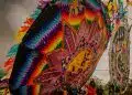 Banderas y faroles tradicionales en una celebración cultural mexicana, llenas de color y significado, representando la comunidad y el orgullo indígena en un evento festivo.