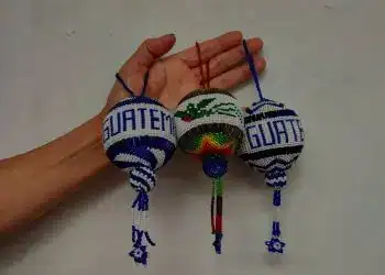 Amuletos tradicionales de Guatemala hechos a mano con mostacillas representando cultura y protección.