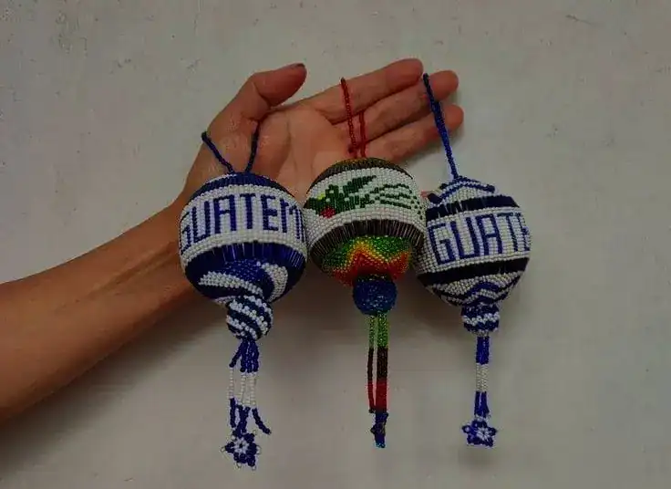 Amuletos tradicionales de Guatemala hechos a mano con mostacillas representando cultura y protección.