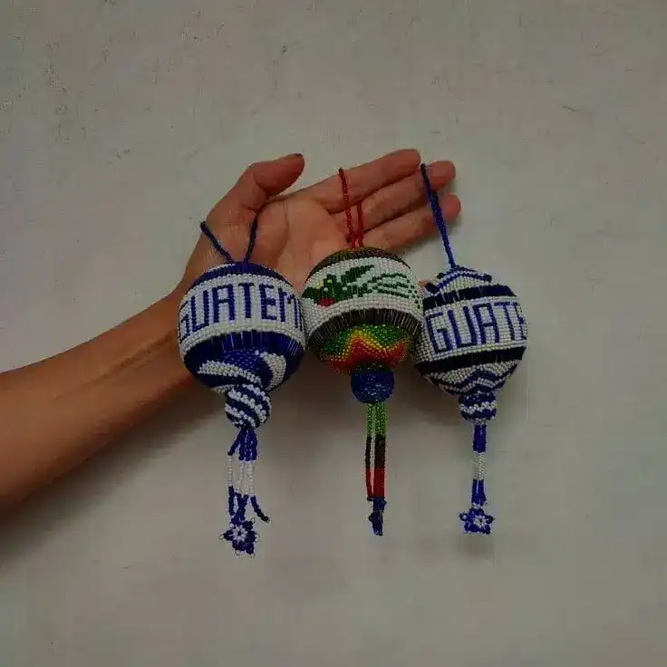 Amuletos tradicionales de Guatemala hechos a mano con mostacillas representando cultura y protección. – SoyMigrante.com REVISTA