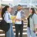 Estudiantes internacionales conversando y compartiendo en un espacio universitario, promoviendo la integración, educación y oportunidades para inmigrantes en España y otros países.
