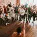 Diversidad cultural en comunidad migrante participando en evento comunitario, promoviendo integración y derechos de migrantes en España.
