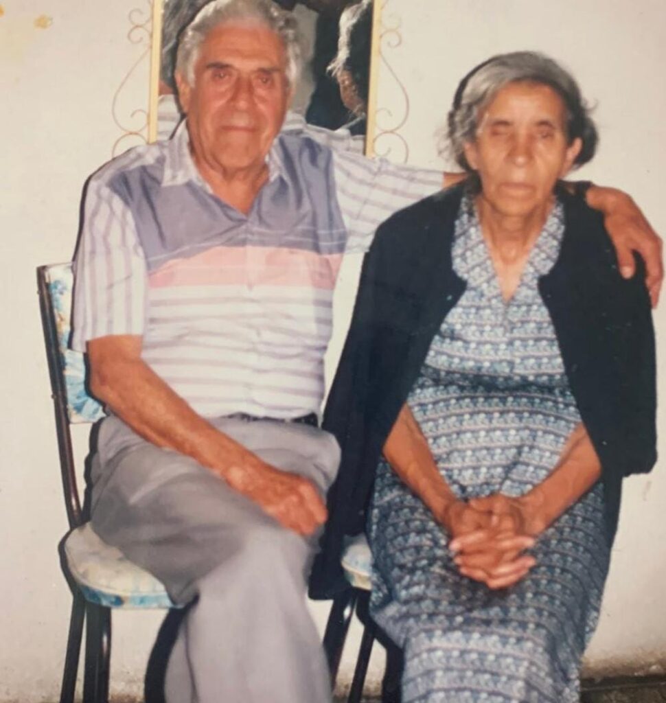 Claudia García recuerda que sus vacaciones escolares solía pasarlas en casa de sus abuelitos: Raúl Manzo y Elizabeth Barrientos de Manzo. Ella le enseñó a tejer con cariño y hoy por hoy le parece increíble que aquel gesto de amor sea la valiosa base de su emprendimiento de arte manual. – SoyMigrante.com REVISTA Claudia García recuerda que sus vacaciones escolares solía pasarlas en casa de sus abuelitos: Raúl Manzo y Elizabeth Barrientos de Manzo. Ella le enseñó a tejer con cariño y hoy por hoy le parece increíble que aquel gesto de amor sea la valiosa base de su emprendimiento de arte manual. – SoyMigrante.com REVISTA