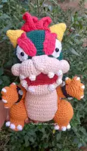 Colorido peluche de dragón hecho a mano en crochet, perfecto para decoración o regalos, con detalles en colores vibrantes y textura suave.
