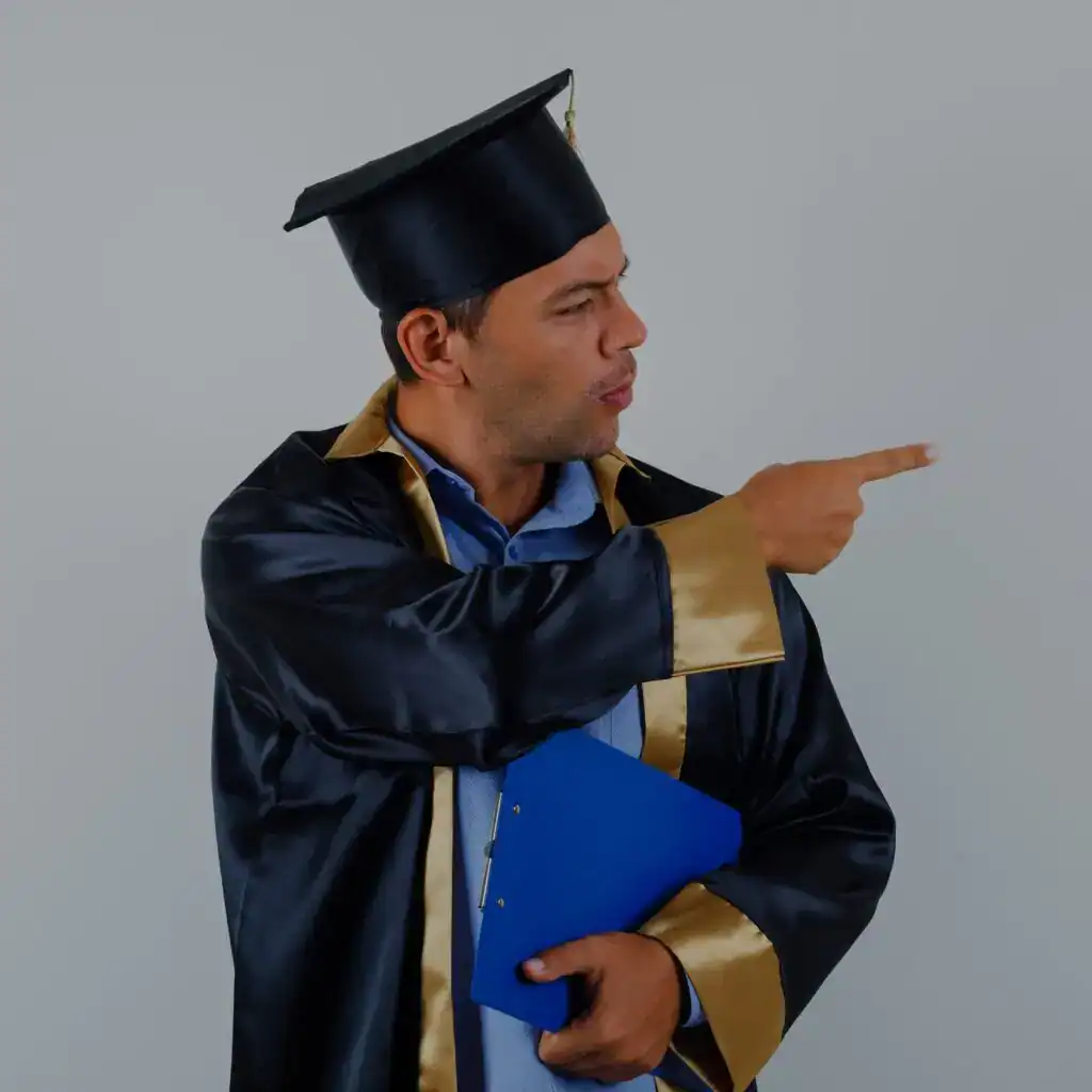 Graduado universitario con toga y birrete señalando con autoridad en ambiente profesional, representando éxito académico, educación superior y logros profesionales en el contexto de la revista SoyMigrante.com REVISTA. – SoyMigrante.com REVISTA