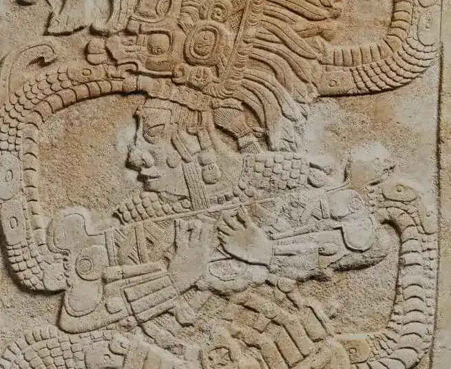 Técnica y arte maya en relieve en piedra, posiblemente una escultura antigua que refleja cultura y tradición ancestral en México.