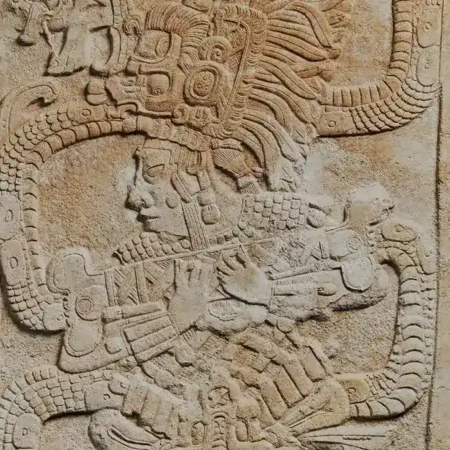 Técnica y arte maya en relieve en piedra, posiblemente una escultura antigua que refleja cultura y tradición ancestral en México. – SoyMigrante.com REVISTA