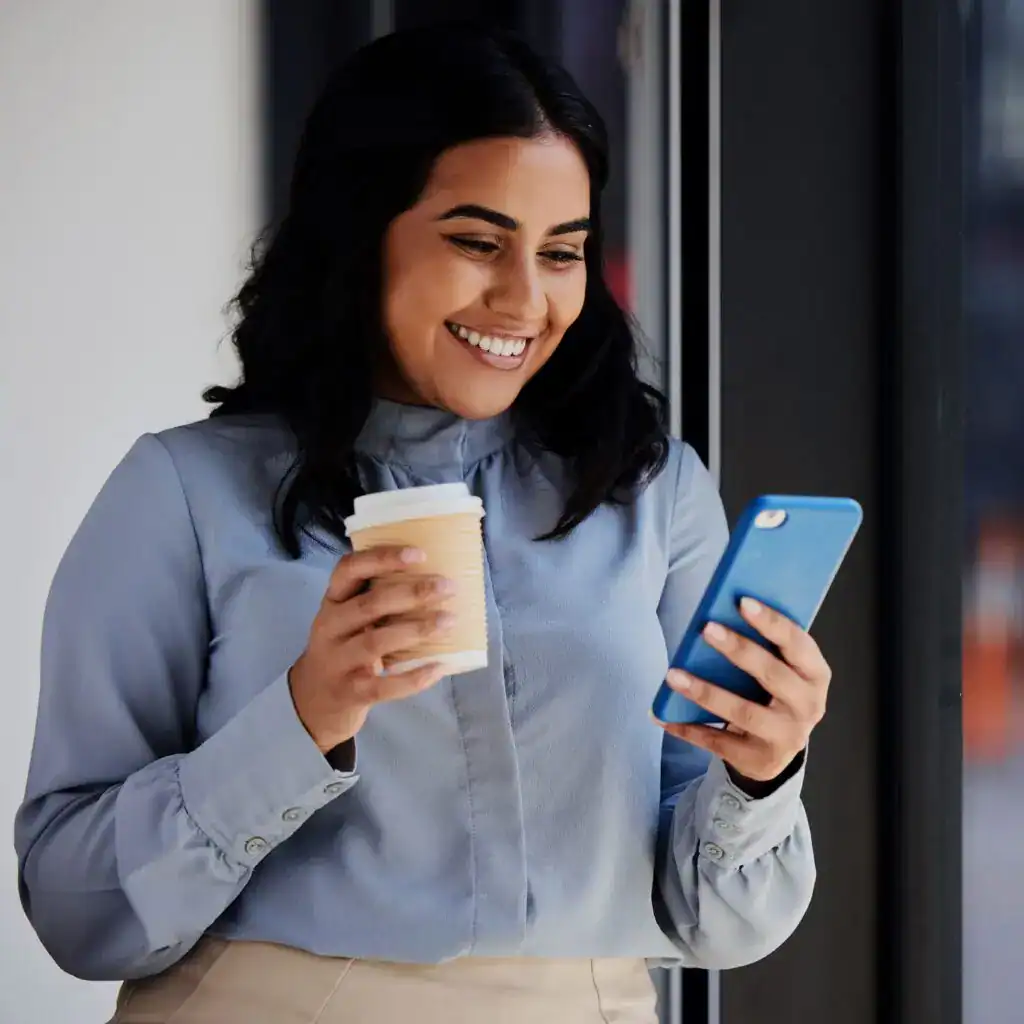 Disfrutando un café mientras lee la revista SoyMigrante.com, enriqueciendo su conocimiento sobre migrantes y cultura en la comunidad hispana. Revista, migrantes, cultura, comunidad, información. – SoyMigrante.com REVISTA