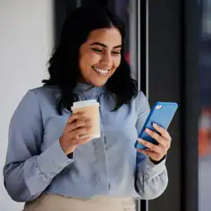 Disfrutando un café mientras lee la revista SoyMigrante.com, enriqueciendo su conocimiento sobre migrantes y cultura en la comunidad hispana. Revista, migrantes, cultura, comunidad, información. – SoyMigrante.com REVISTA