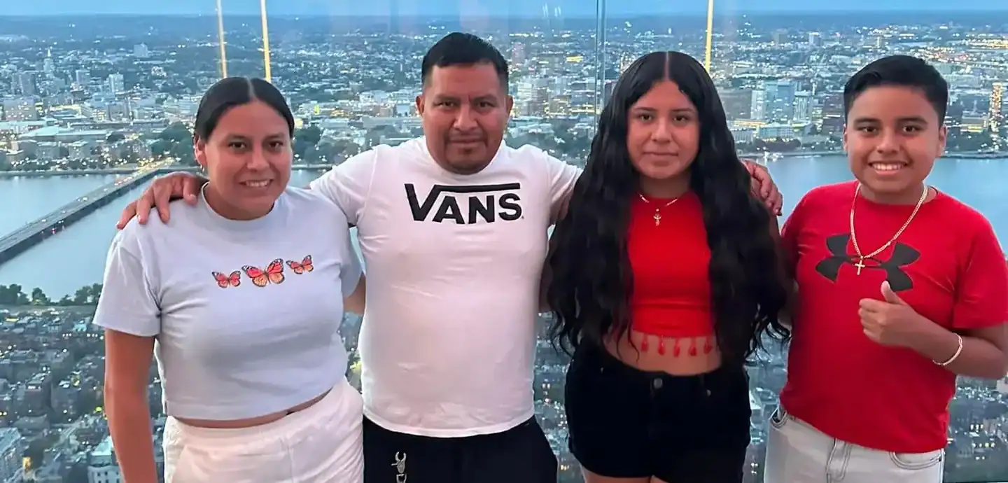 Personas migrantes en un mirador con vista urbana y río, mostrando diversidad y comunidad migrante en el contexto de la Revista SoyMigrante.com, enfocada en derechos y experiencias de migrantes en España.