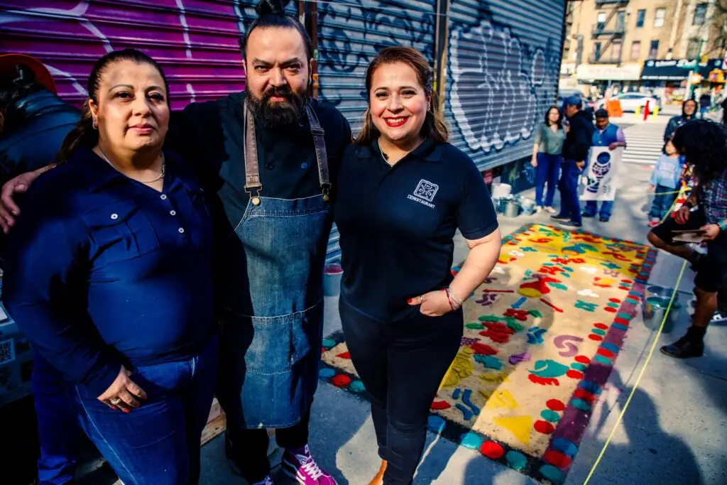Brenda y Ana, fundadoras de taquería El Patrón y restaurante maya guatemalteco Ix, en Nueva York. Junto a ellas el chef Jorge Mario, también guatemalteco, quien pone la magia de sabores y texturas muy guatemaltecas los tres tiempos en la Gran Manzana. (Foto FB. Brenda Castellanos) – SoyMigrante.com REVISTA Brenda y Ana, fundadoras de taquería El Patrón y restaurante maya guatemalteco Ix, en Nueva York. Junto a ellas el chef Jorge Mario, también guatemalteco, quien pone la magia de sabores y texturas muy guatemaltecas los tres tiempos en la Gran Manzana. (Foto FB. Brenda Castellanos) – SoyMigrante.com REVISTA