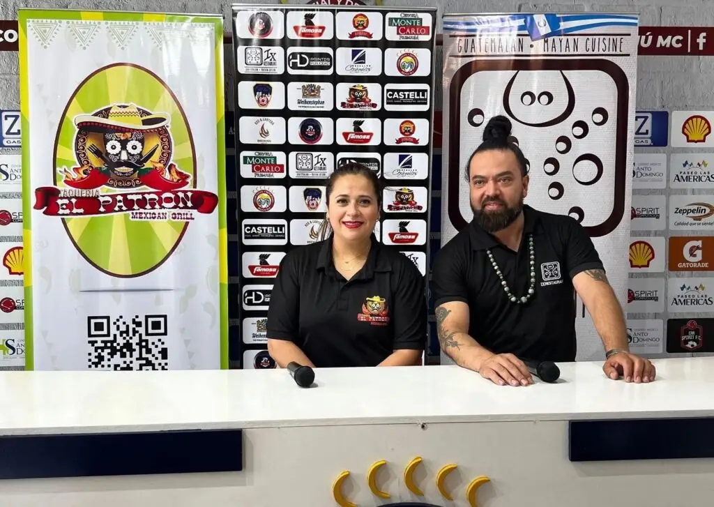 El chef Jorge Mario Cárdenas es pieza vital del sabor y la identidad de Ix, aquí junto con Ana Prince, una de las fundadoras. – SoyMigrante.com REVISTA El chef Jorge Mario Cárdenas es pieza vital del sabor y la identidad de Ix, aquí junto con Ana Prince, una de las fundadoras. – SoyMigrante.com REVISTA