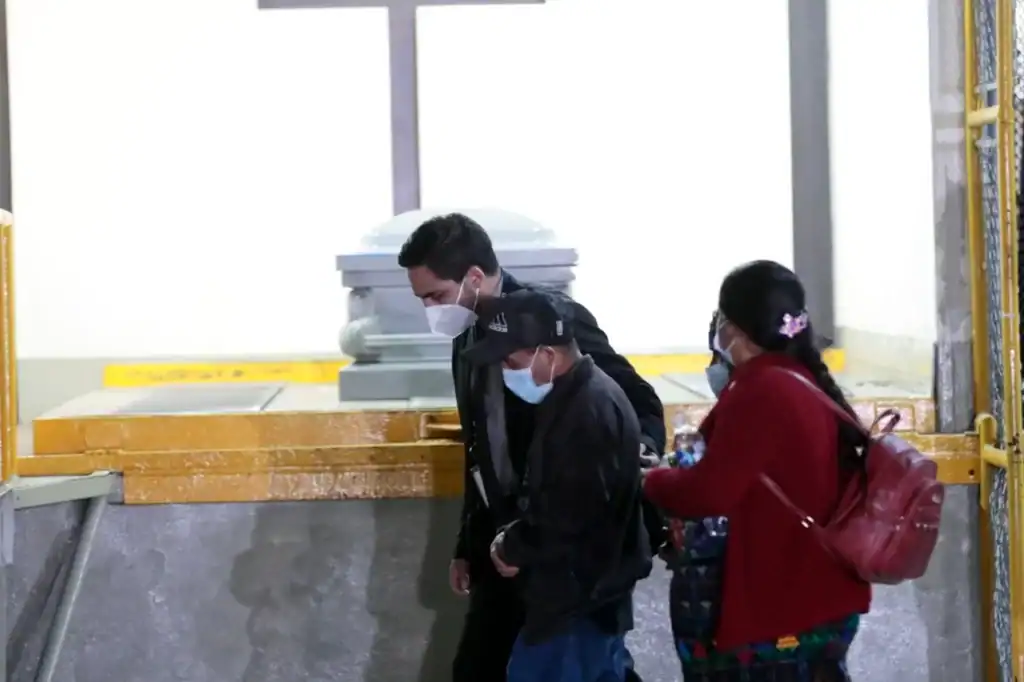 Personas con mascarillas en aeropuerto, inmigrantes llegando, viaje internacional, seguridad sanitaria, movilidad migrante, Revista SoyMigrante. – SoyMigrante.com REVISTA