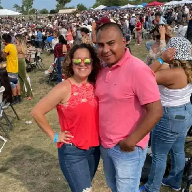 Personas en evento cultural con multitud, destacando comunidad migrante y festejos populares en México. – SoyMigrante.com REVISTA